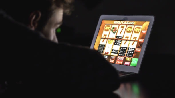 Capsa Banting card game interface on fomototo showing hand rankings